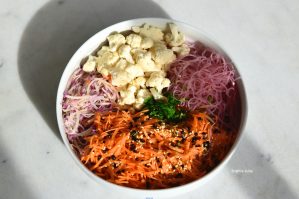 Winter bowl de carotte et chou-fleur aux graines de sésame